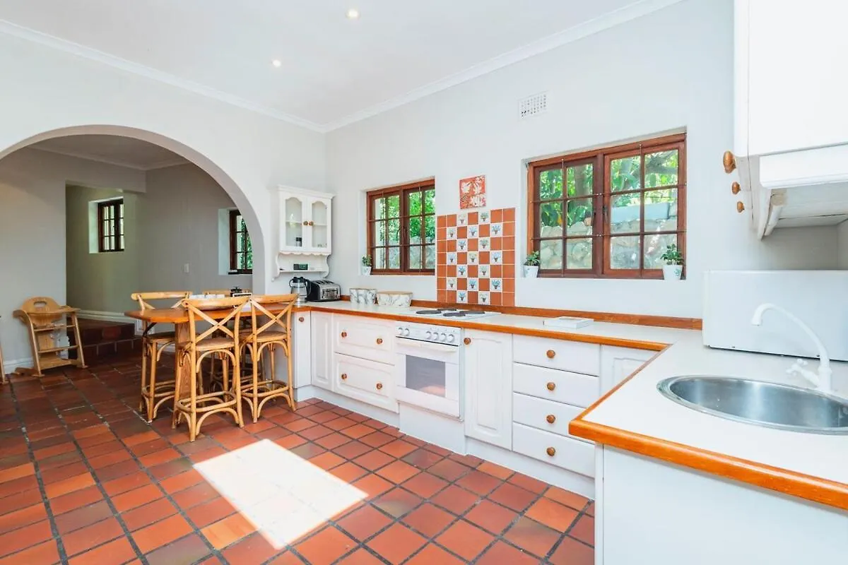 Spacious Family Home In Constantia With Pool Cape Town 0*,