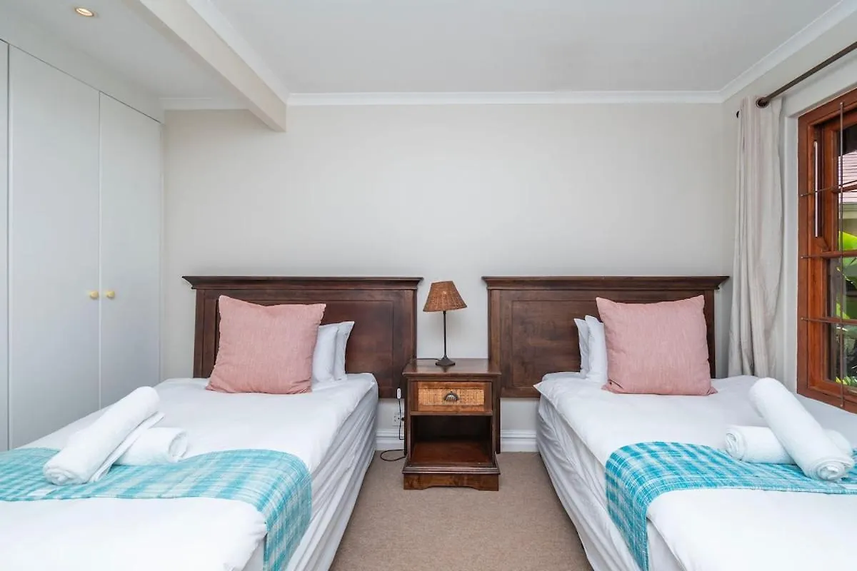 Spacious Family Home In Constantia With Pool Cape Town 0*,